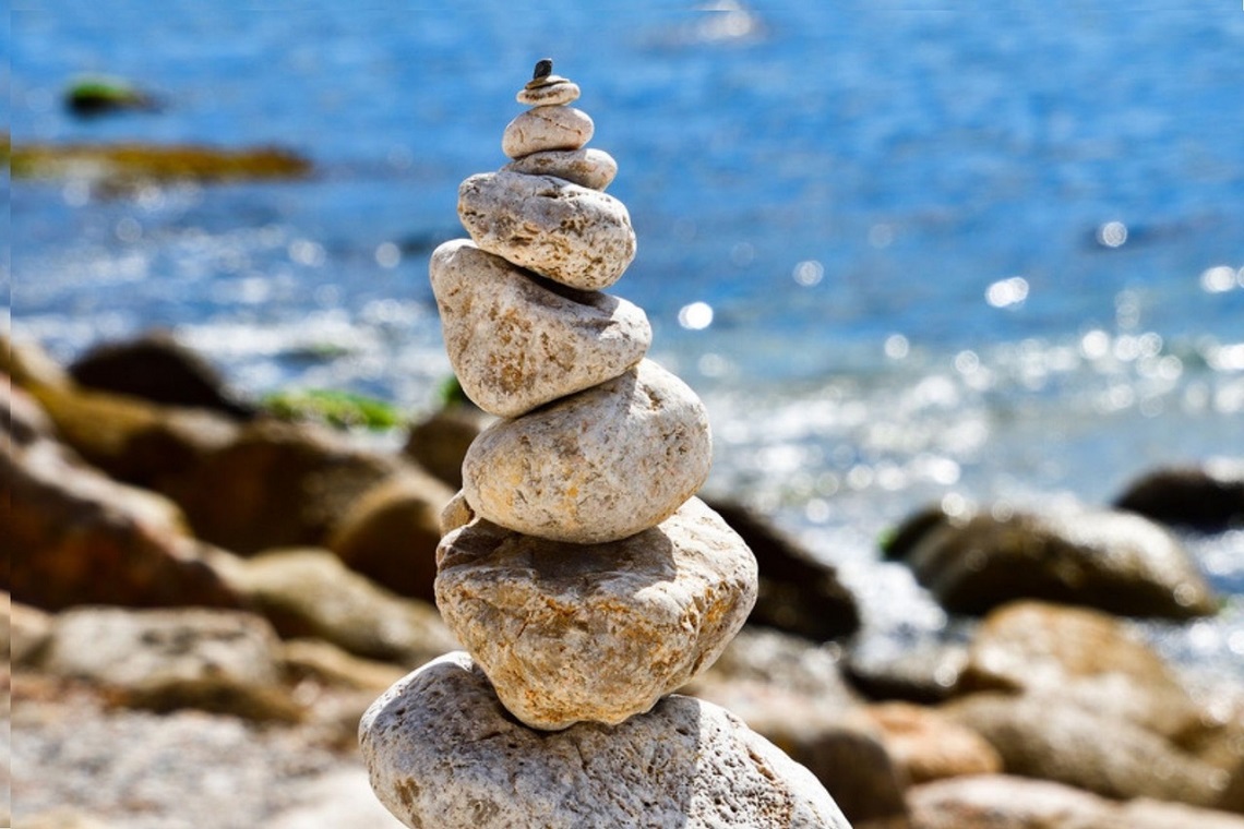 Bild von einem Stein-Turm am Meer. Foto: Pixabay