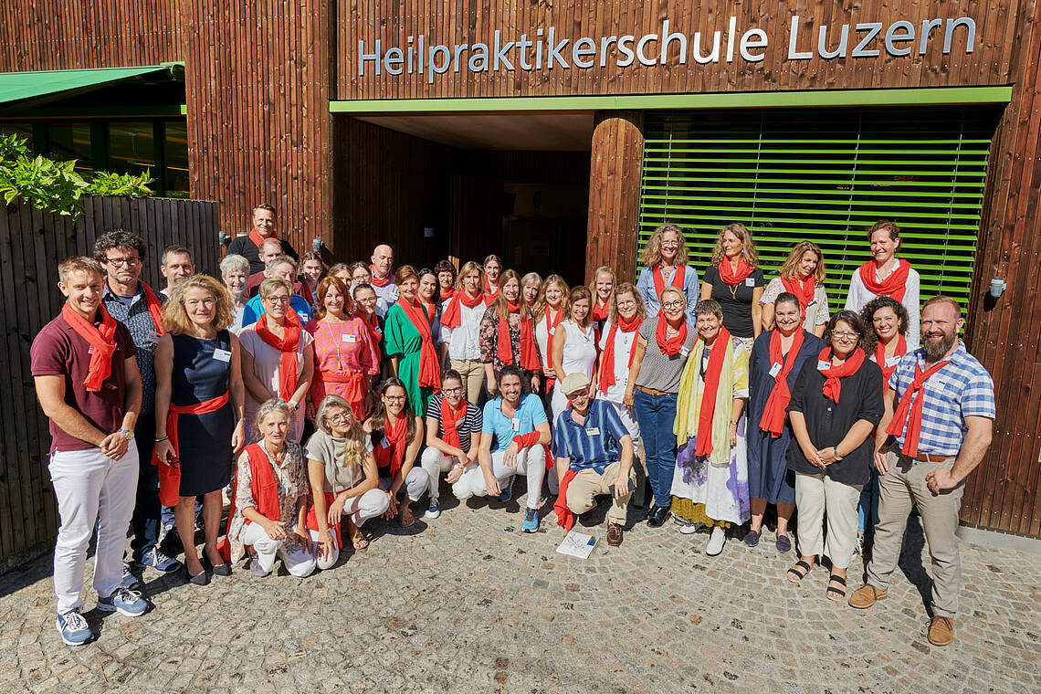 Foto der DozentInnen und HPS-MitarbeiterInnen vor der Heilpraktikerschule Luzern; Foto: Maya Jörg