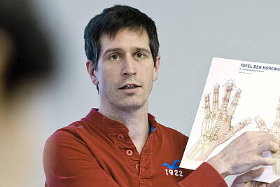 Philippe Marty unterrichtet Handakupunktr