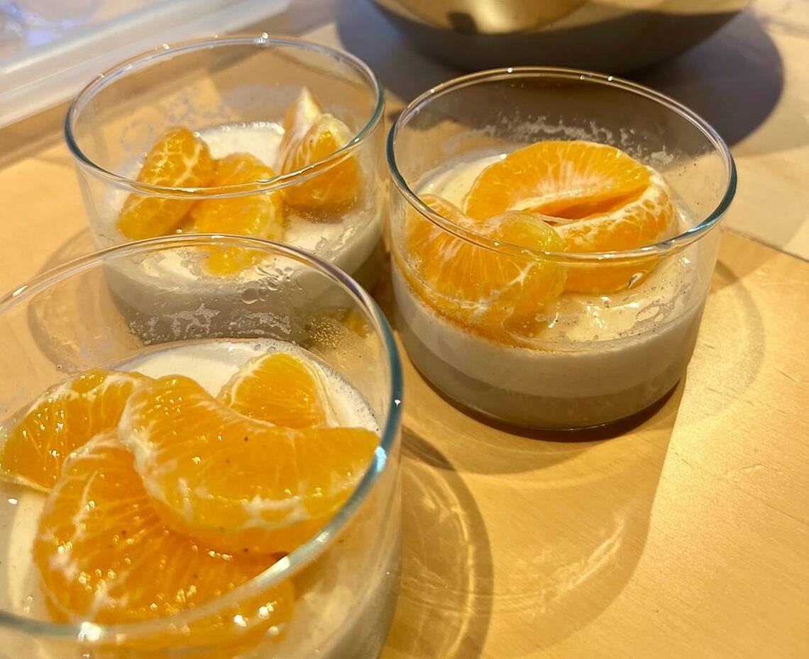 Mandel-Panna-Cotta mit Wacholder-marinierten Mandarinen