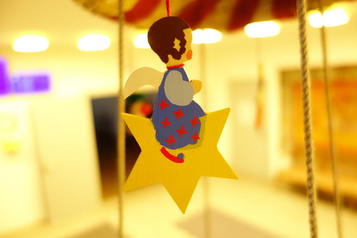 Eine Weihnachtsdekoration zeigt ein Kind mit einem Stern. Foto: Heilpraktikerschule Luzern
