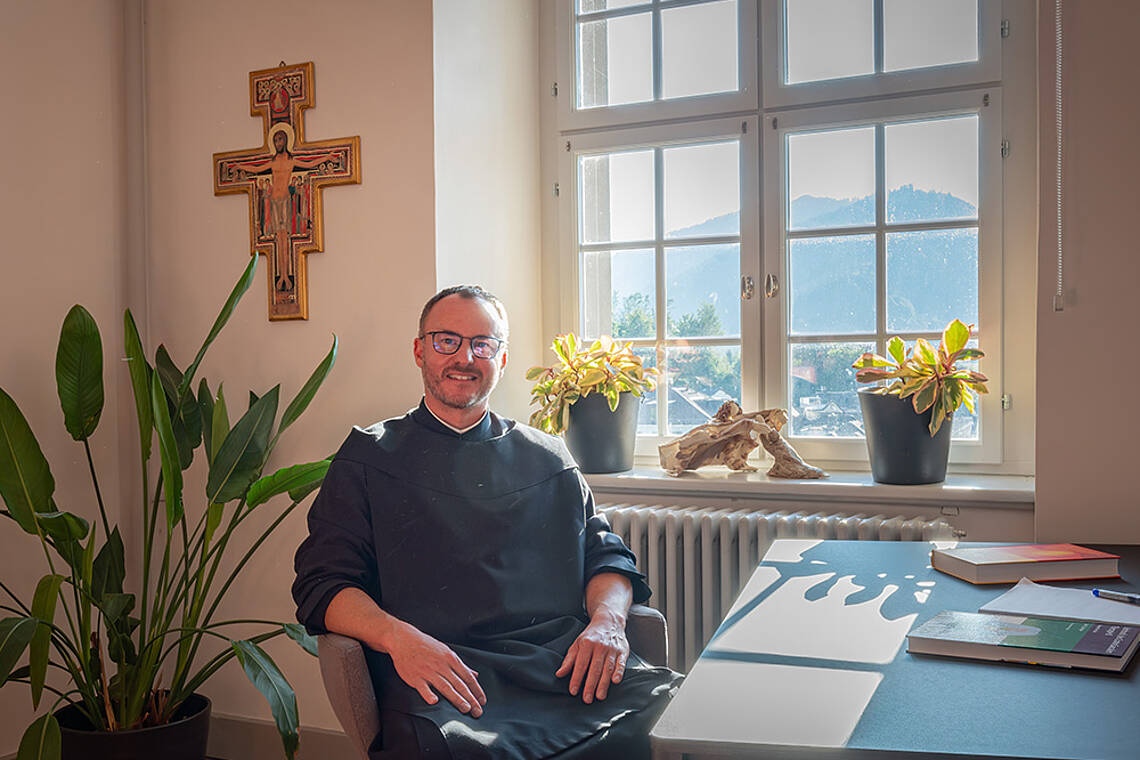 Bild von Pater Benedict Arpagaus in seiner Körpertherapie-Praxis «Herzensweite» im Kloster Einsiedeln. Foto: Jean-Marc Ayer